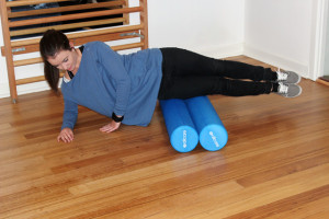 Using two foam rollers can reduce the discomfort